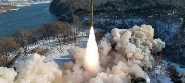 كوريا الشمالية تختبر صاروخا باليستيا يعمل بالوقود الصلب