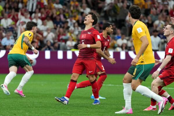 . مدرب تركيا يشعر بالحسرة بعد الخسارة أمام أستراليا في كأس العالم